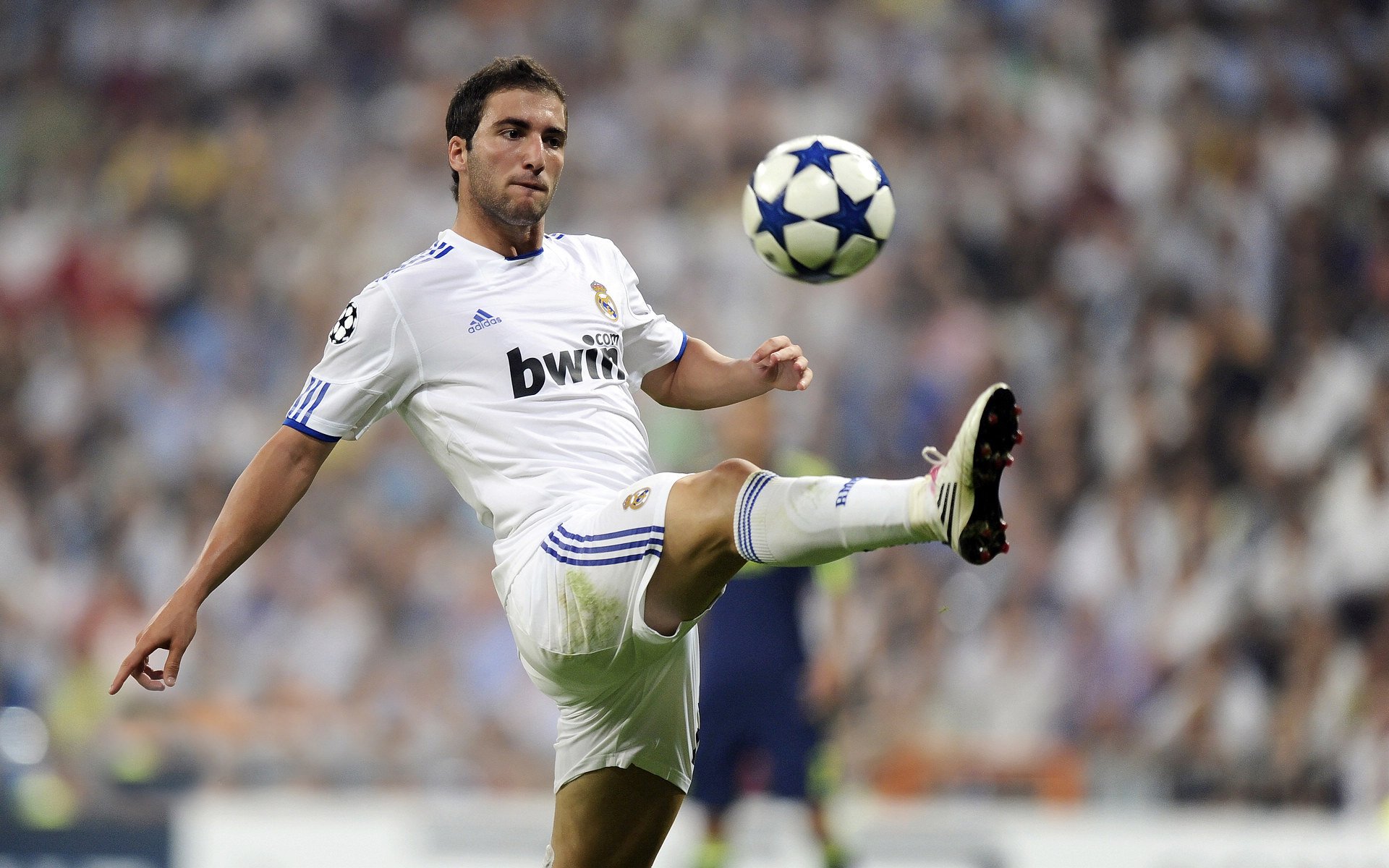 智利制霸西班牙，当萨拉赫在F1街道赛接管比赛