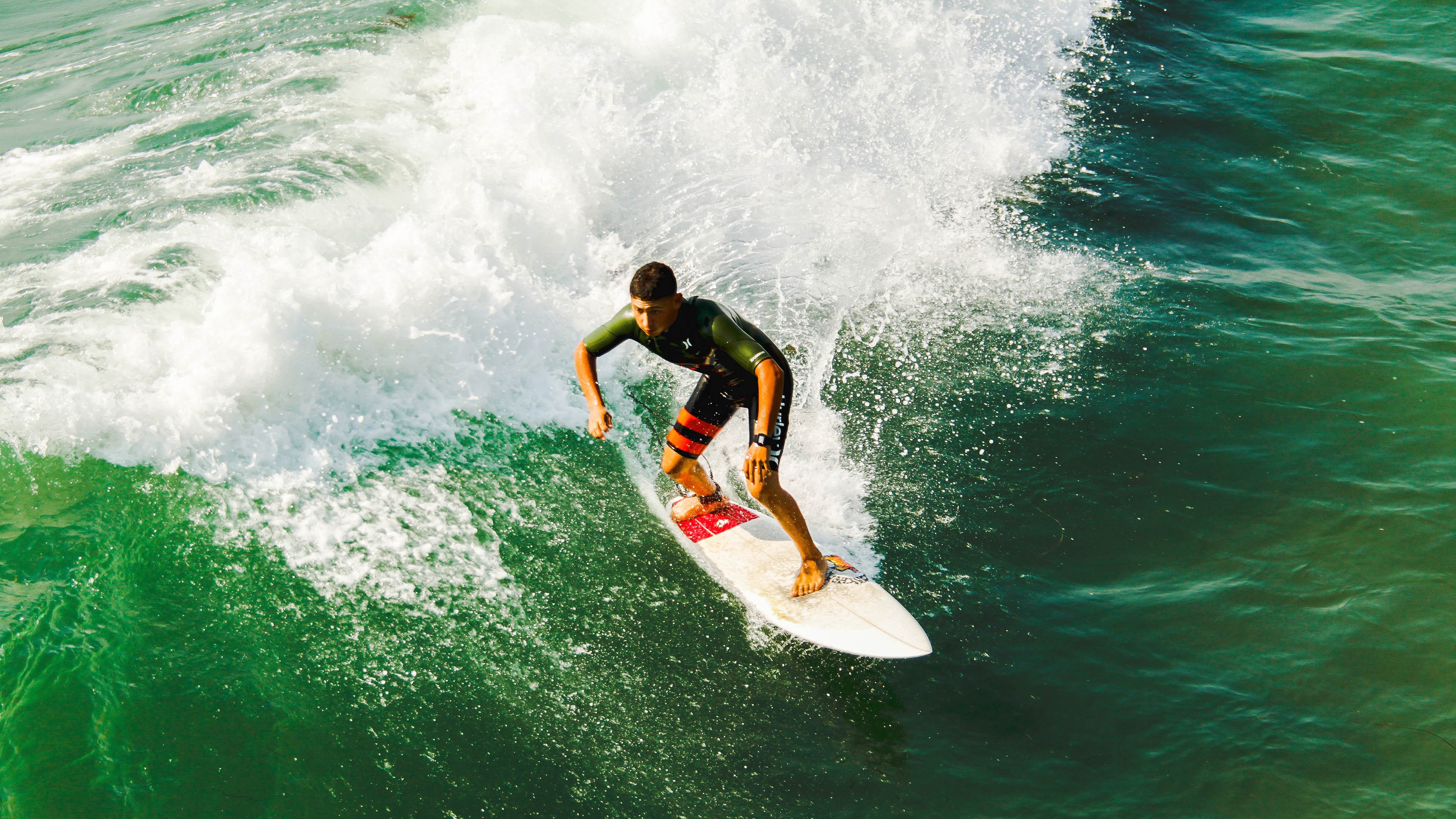 双城记,当欧冠决赛的绿茵焦点,照亮湖人突围的紫金之路