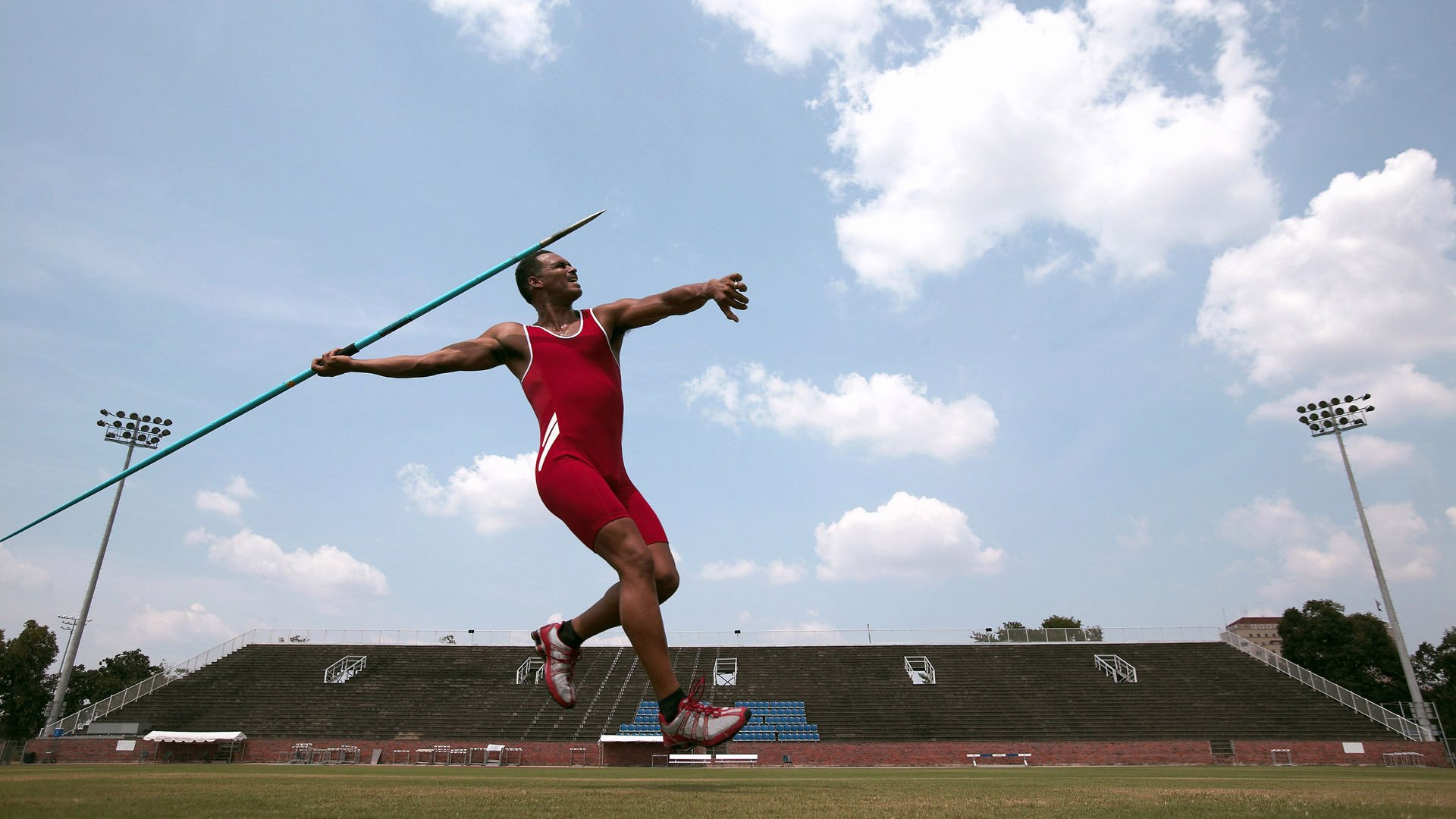 红色飓风席卷银箭主场，法拉利完美战术碾压梅赛德斯，汉密尔顿展现绝对统治力
